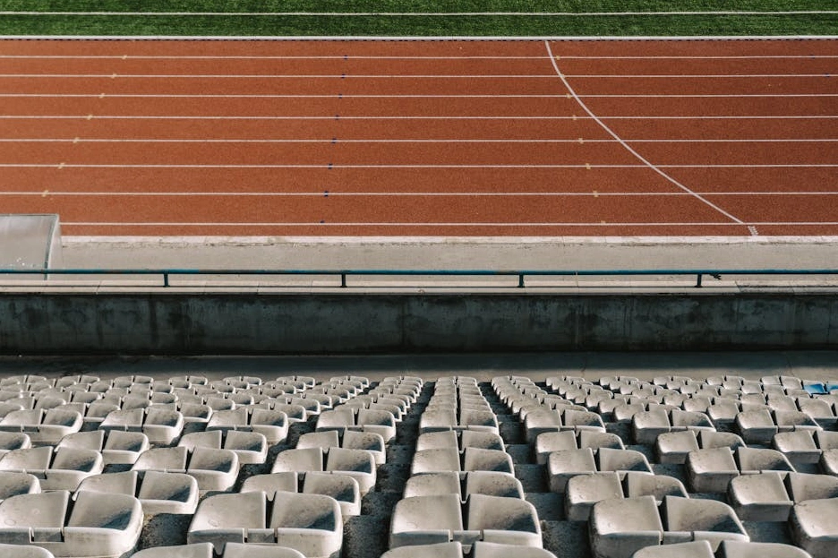 Panel zarządzania rezerwacjami obiektów sportowych w trybie ciemnym.