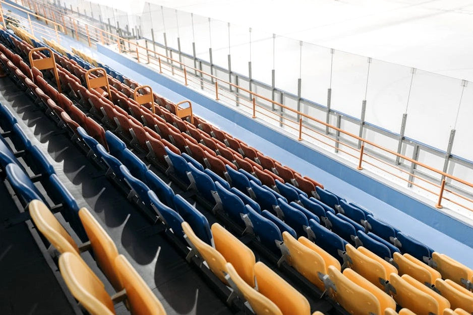 Nowoczesny stadion sportowy w Katowicach o zachodzie słońca.